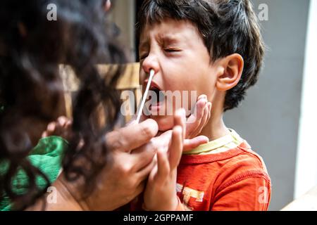 Royaume-Uni, mère et fils (4-5) utilisant le kit d'auto-test Covid-19 à la maison Banque D'Images