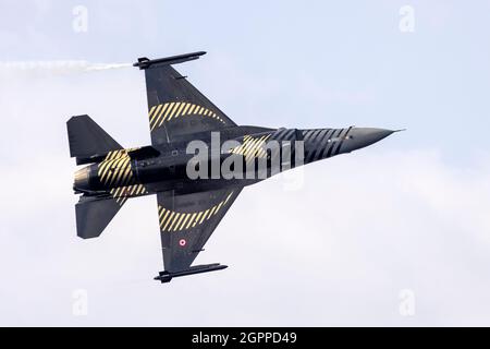 Force aérienne turque dynamique générale F-16C Faucon Fighting (REG: 88-0029) Solo Turk en représentation à l'est Banque D'Images