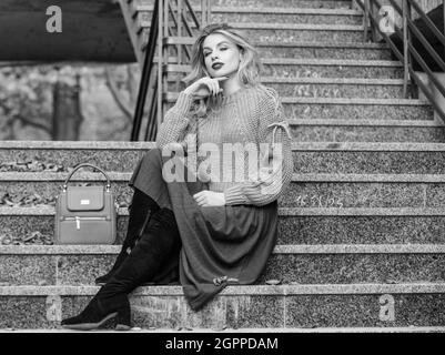 Perdu dans les pensées. Étudiant de style décontracté. Saison d'automne. Fille en jupe ondulée et chandail. Tendance plissée. Beauté féminine. Modèle de mode. Femme d'automne Banque D'Images