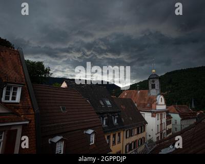 une tempête spectaculaire s'annonce juste avant une forte pluie au-dessus d'une petite ville du sud de l'allemagne Banque D'Images