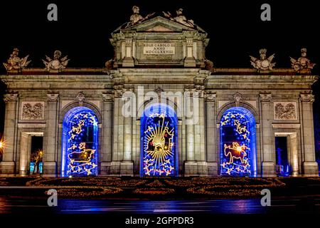 Belle illumination de noël au monument de la Puerta de Alcalá à Madrid Banque D'Images