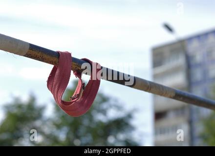 Kovrov, Russie. 11 juin 2017. Lanières pour discipline gimbarr sur une barre horizontale dans la cour d'école Banque D'Images