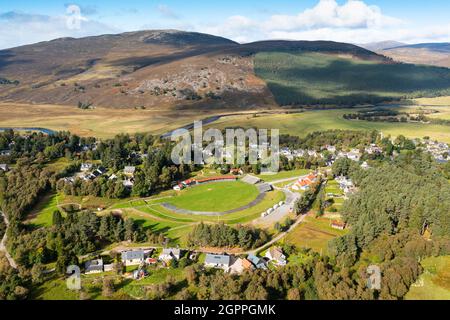 Vue aérienne du drone du village de Braemar dans le parc national de Cairngorms, sur Royal Deeside, Aberdeenshire, Écosse, Royaume-Uni Banque D'Images