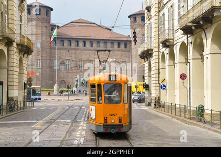 TURIN, ITALIE - 04 AVRIL 2016 : tramway typique de Turin dans la via po vers la piazza Castello avec le château-forteresse de l'Acaja (XIVe siècle) dans la ba Banque D'Images