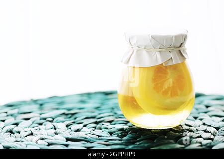 Tranches de citron sucrées en conserve dans du sirop sucré, de la nourriture et du dessert Banque D'Images