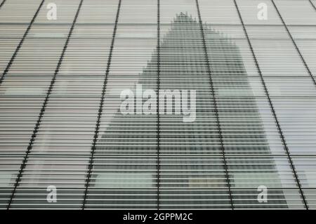 Rome. Gratte-ciel réfléchi sur le verre d'un autre gratte-ciel dans un quartier d'affaires moderne Banque D'Images