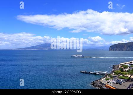 Porto di Sorrento ou Marina Piccola Harbour à Sorrento, en Italie, sur la côte de la péninsule de Sorrente en été Banque D'Images