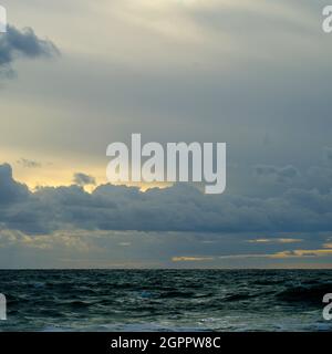 Vagues se brisant sur la rive au large de la plage à Rhosneigr sur Anglesey, au nord du pays de Galles, au Royaume-Uni Banque D'Images