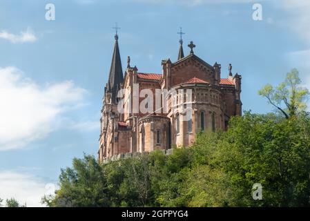 Asturies en Espagne: La Basilique de Santa Maria la Real de Covadonga Banque D'Images