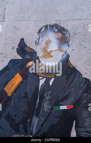 ROME ITALIE, ROYAUME-UNI. 30 septembre 2021. Une fresque de l'artiste Harry Greb représentant le nouvel entraîneur de l'ÉQUIPE DE football AS Roma, José Mourinho à bord d'un scooter, sur un mur d'un bâtiment dans le quartier de Testaccio à Rome, a été défié devant le derby Rome-Lazio au stade olympique. Credit: amer ghazzal / Alamy Live News Banque D'Images