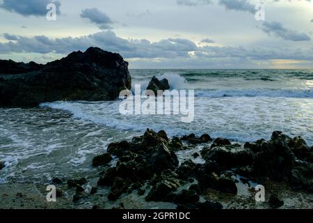 Vagues se brisant sur la rive au large de la plage à Rhosneigr sur Anglesey, au nord du pays de Galles, au Royaume-Uni Banque D'Images