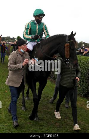 Frankie Dettori avec l'entraîneur Johnny Murtagh devant la ville de Gannons Recovery and Recycling Services Ltd. En soutien de DAFA handicap à l'hippodrome de Bellewstown dans le comté de Meath, en Irlande. Date de la photo : jeudi 30 septembre 2021. Banque D'Images