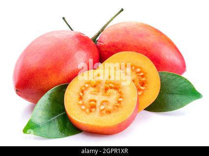 Fruits mûrs de tamarillo avec des tranches et des feuilles de tamarillo isolées sur un fond blanc. Banque D'Images