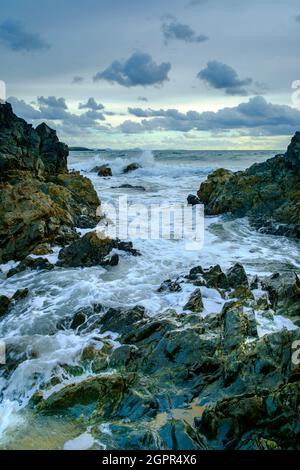 Vagues se brisant sur la rive au large de la plage à Rhosneigr sur Anglesey, au nord du pays de Galles, au Royaume-Uni Banque D'Images