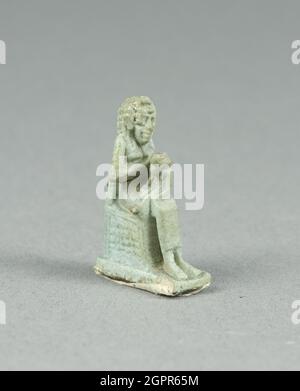 Amulet d'Isis Holding Horus, Egypte, période tardive - Ptolemaic (7ème au 1er siècles avant notre ère). Banque D'Images