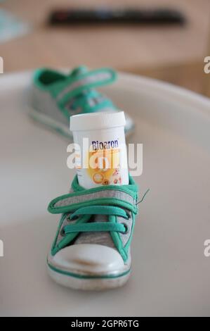 POZNAN, POLOGNE - 28 avril 2018 : une bouteille en plastique de pilules de vitamine D Bioaron dans une petite chaussure pour enfant Banque D'Images