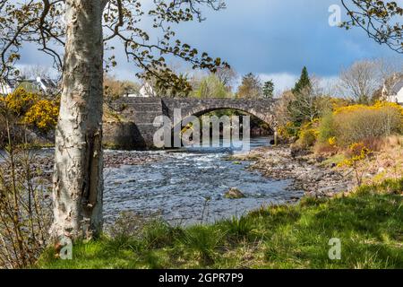 Le pont au-dessus de la rivière Ewe à Poolewe, dans le nord-ouest de l'Écosse Banque D'Images