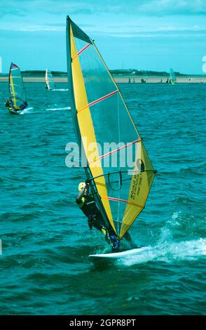 Planches à voile à West Kirby sur le Wirral, Angleterre Banque D'Images