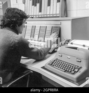 Un étudiant à Regent Street Polytechnic (aujourd'hui l'Université de Westminster) utilisant un système de traitement de données IBM 1620 en 1970. Banque D'Images