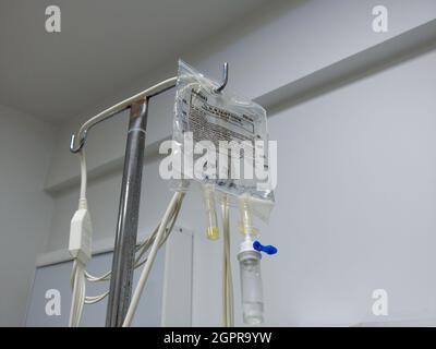 Solution isotonique de chlorure de sodium à 0.9 pour cent dans un sac de solution saline dans un hôpital turc. Solution saline avec passe-cheveux sur support métallique. Équipement médical Banque D'Images