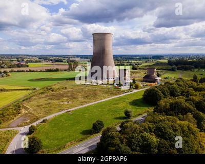 Hamm, Allemagne. 30 septembre 2021. Vue de la tour de refroidissement qui doit être soufflée. (Photo aérienne prise avec un drone) l'exploitant de la centrale électrique RWE Generation a explosé la tour de refroidissement de 122 mètres de haut du bloc C de la centrale au charbon dur Westfalen désaffectée à Hamm-Uentrop. 90 kilogrammes d'explosifs amènera délibérément la structure en béton au sol. L'unité associée C de la centrale au charbon de Westfalen était déjà fermée en 2016. Credit: David Inderlied/dpa/Alay Live News Banque D'Images