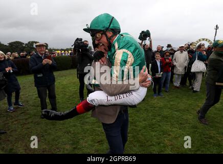 Frankie Dettori célèbre avec l'entraîneur Johnny Murtagh après avoir remporté le Gannons City Recovery and Recycling Services Ltd. En soutenant DAFA handicap sur Trueba à l'hippodrome de Bellewstown dans le comté de Meath, en Irlande. Date de la photo : jeudi 30 septembre 2021. Banque D'Images