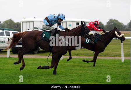 FAT Sam criblé par le jockey James Davies (à gauche) sur le chemin de gagner les colliers permet d'économiser Business Rates handicap Chase à l'hippodrome de Warwick. Date de la photo : jeudi 30 septembre 2021. Banque D'Images