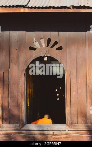 Ancien monastère de Shwe Yan Pyay dans le canton de Nyaung Shwe, au Myanmar. Le monastère (construit au XIXe siècle) est célèbre pour son architecture construite à partir de woo de teck Banque D'Images