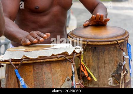 Musicien jouant atabaque qui est un instrument de percussion d'origine africaine utilisé dans samba, capoeira, umbanda, candomble et divers culturel, artisti Banque D'Images