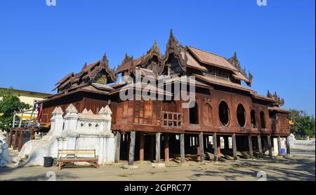 Ancien monastère de Shwe Yan Pyay dans le canton de Nyaung Shwe, au Myanmar. Le monastère (construit au XIXe siècle) est célèbre pour son architecture construite à partir de woo de teck Banque D'Images