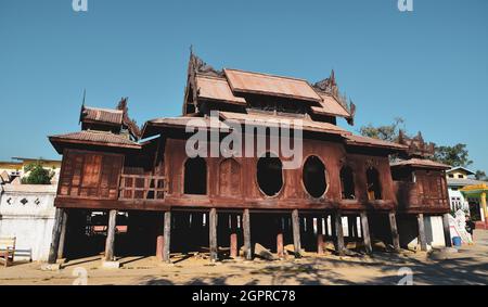 Ancien monastère de Shwe Yan Pyay dans le canton de Nyaung Shwe, au Myanmar. Le monastère (construit au XIXe siècle) est célèbre pour son architecture construite à partir de woo de teck Banque D'Images