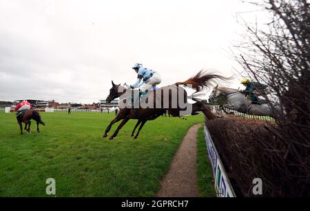 FAT Sam, criblé par le jockey James Davies (à côté), a dégagé une clôture sur le chemin de gagner les colliers permet d'économiser Business Rates handicap Chase à l'hippodrome de Warwick. Date de la photo : jeudi 30 septembre 2021. Banque D'Images