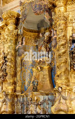 Autel baroque plaqué or dans l'ancienne église historique du quartier de Pelourinho, ville de Salvador, Bahia Banque D'Images