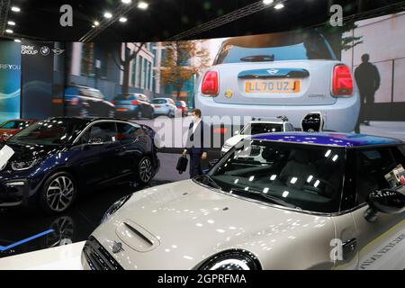 Barcelone, Espagne. 30 septembre 2021. Un homme se tient au stand BMW avant le début officiel du salon de l'auto. Le salon « automobile Barcelona » a lieu du 2 au 10 octobre. Credit: Clara Margais/dpa/Alay Live News Banque D'Images