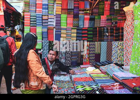 Taunggyi, Myanmar - 8 février 2017. Boutique de textile à Taunggyi, Myanmar. Taunggyi est la plus grande ville de l'État de Shan, célèbre pour ses marchés multiethniques. Banque D'Images