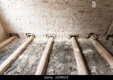 Démontage de l'ancien étage dans l'ancien appartement avant la nouvelle rénovation Banque D'Images