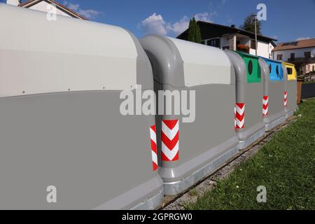 de nombreuses poubelles grises pour la collecte séparée des déchets dans la ville écologique Banque D'Images