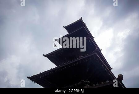 Lalitpur, Bagmati, Népal. 30 septembre 2021. Un oiseau vole contre le temple de Kumbheshwor, l'un des plus anciens temples hindous, à Lalitpur, au Népal, le 30 septembre 2021. (Image de crédit : © Sunil Sharma/ZUMA Press Wire) Banque D'Images