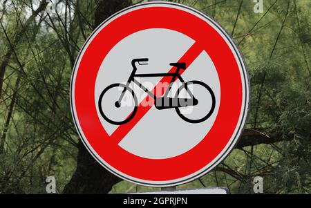 des panneaux interdisant la circulation des bicyclettes dans une zone où seules les personnes peuvent marcher Banque D'Images