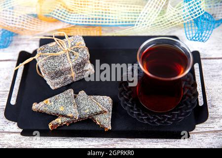 Dessert Cezerye avec pistache. Le Cezerye est un dessert turc traditionnel composé de carottes caramélisées, de noix de coco râpée et de noix de Grenoble grillées, de noisettes Banque D'Images