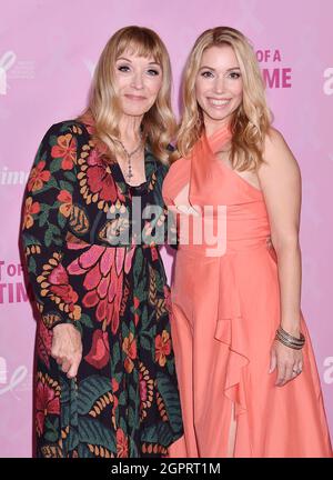 LOS ANGELES, CA - SEPTEMBRE 29 : Donna Federici (L) et Autumn Federici assistent à la première de 'List of a Lifetime' au CGV Cinemas Movie Theatre on Banque D'Images