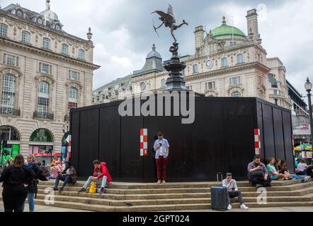 La fontaine du Mémorial de Shaftesbury, connue sous le nom d'Eros, est montée à bord dans le centre de Londres, le 10 juillet 2021 avant la finale de l'Euro 2020. Banque D'Images