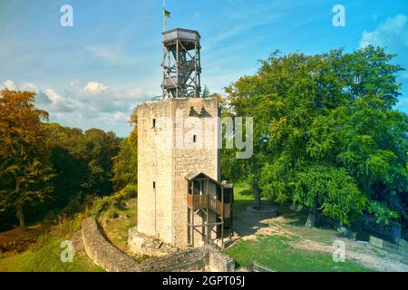 ruines de plus de 1000 ans de château avec des murs détruits et une plate-forme d'observation en bois Banque D'Images