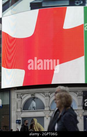 Une publicité de Coca Cola soutenant l'Angleterre est affichée sur un grand tableau électrique dans le centre de Londres, le 10 juillet 2021 avant la finale de l'euro. Banque D'Images