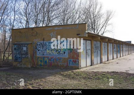 POZNAN, POLOGNE - 08 mars 2015 : la rangée de portes de garage fermées à clé avec graffiti sur les murs du parc de Rataje en Pologne Banque D'Images