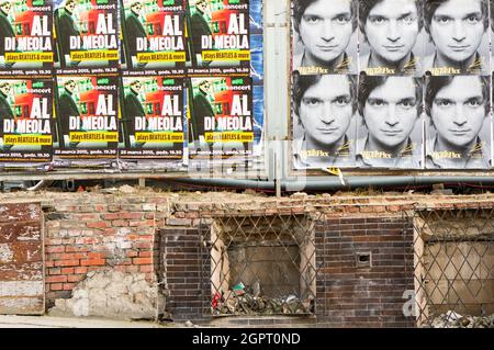 POZNAN, POLOGNE - 08 mars 2015 : les rangées d'affiches en papier sur un vieux mur de briques dans le centre-ville de Pologne Banque D'Images