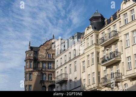 POZNAN, POLOGNE - 08 mars 2015 : un bel ancien immeuble d'appartements avec balcons dans le centre-ville de Poznan, Pologne Banque D'Images