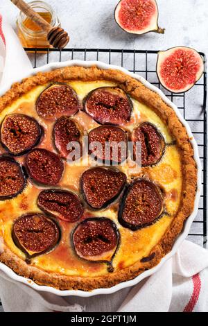 Tart. Fig. Tarte délicieuse aux figues fraîches et au fromage de chèvre sur une table rustique en bois. Vue de dessus Banque D'Images