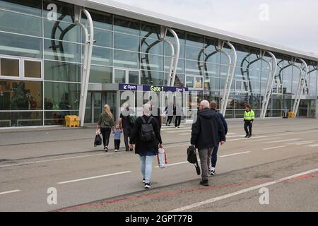 Passagers marchant vers le terminal des arrivées de l'aéroport de Vagar, S¿rv‡gur, Sorvagur, l'île de Vagar, les îles Féroé, Europe. Banque D'Images