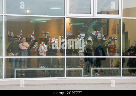 Les gens attendent dans le salon d'arrivée, avec des drapeaux, l'aéroport de Vagar, S¿rv‡gur, Sorvagur, l'île de Vagar, les îles Féroé. Banque D'Images